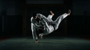 Due judoka in azione durante una proiezione, illuminazione soffusa
