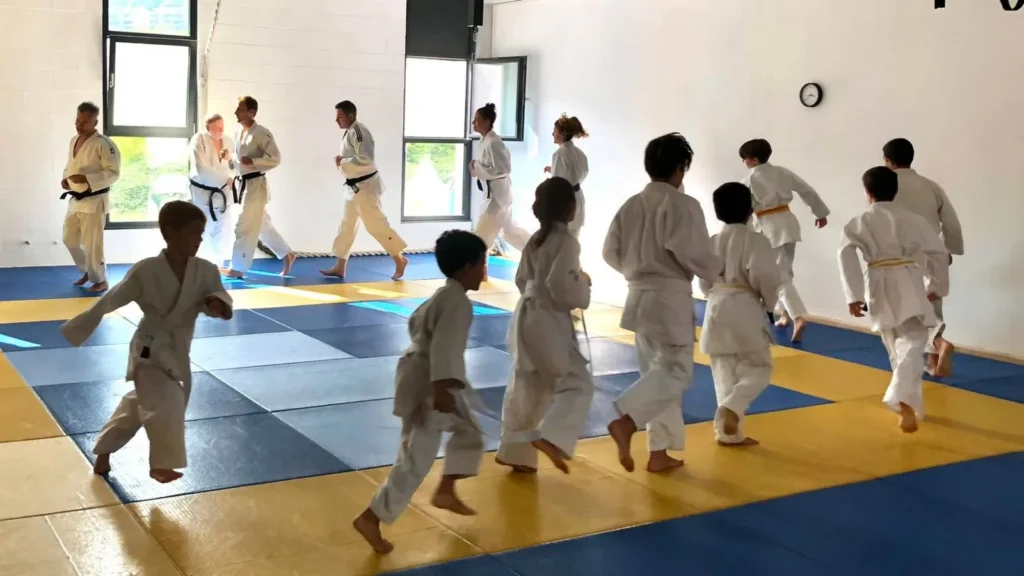 Judoka bambini e adulti durante l’allenamento nel dojo di Bedano